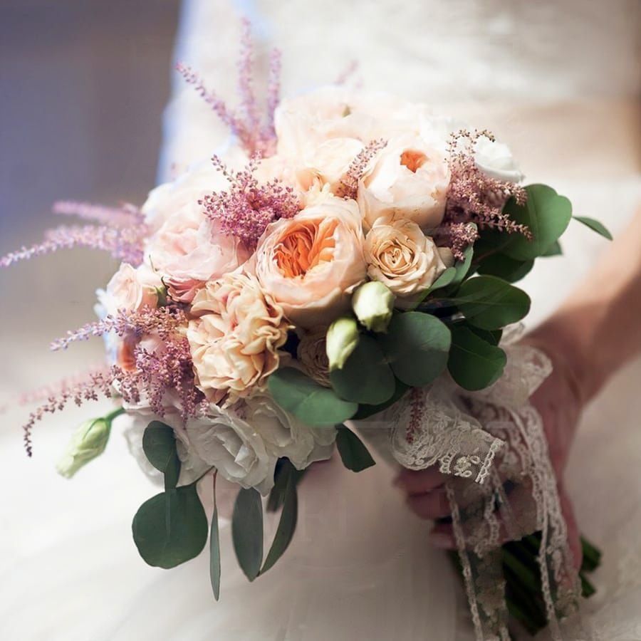 Свадебный букет с пионовидными розами и лизиантусом