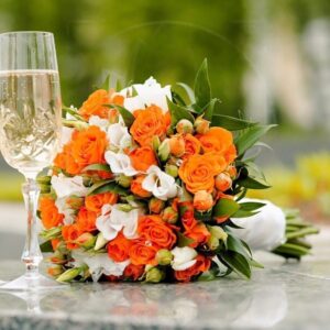 Свадебный букет с кустовыми розами и лизиантусом