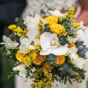 Свадебный букет с орхидеями, розами и эвкалиптом