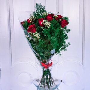 Букет 15 красных роз с ароматным хамелациум (Голландия)