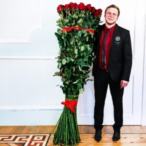 Букет 51 красная роза высотой 180см