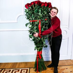 Букет 101 красная роза высотой 190см
