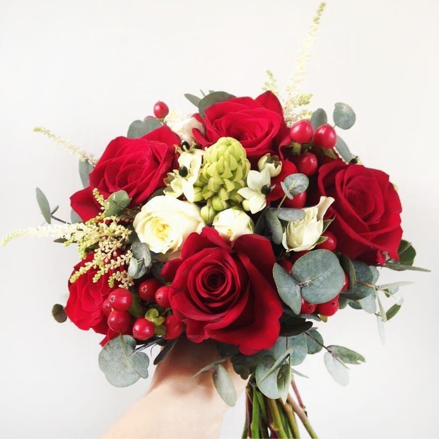 Свадебный букет с розами, астильбой и эвкалиптом