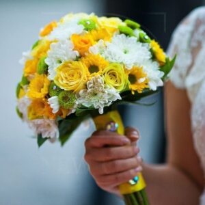 Свадебный букет с хризантемой и розами