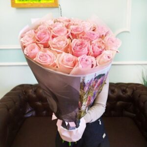 Букет 25 ароматных пионовидных роз Pink Ohara в упаковке Prada