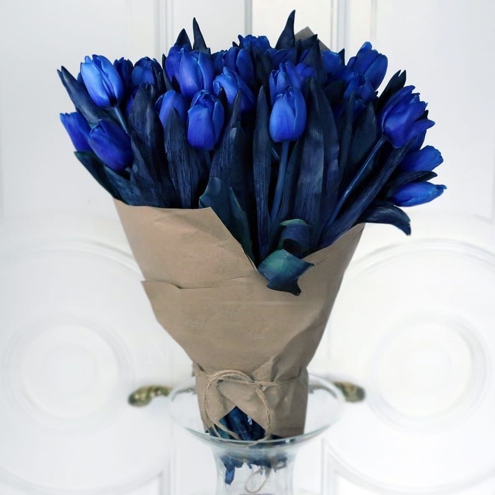 Букет 51 синий тюльпан в крафт-бумаге