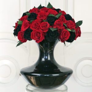 45 средних стабилизированных роз в вазе