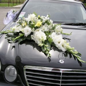 Свадебное украшение автомобиля с гладиолусами и хризантемой