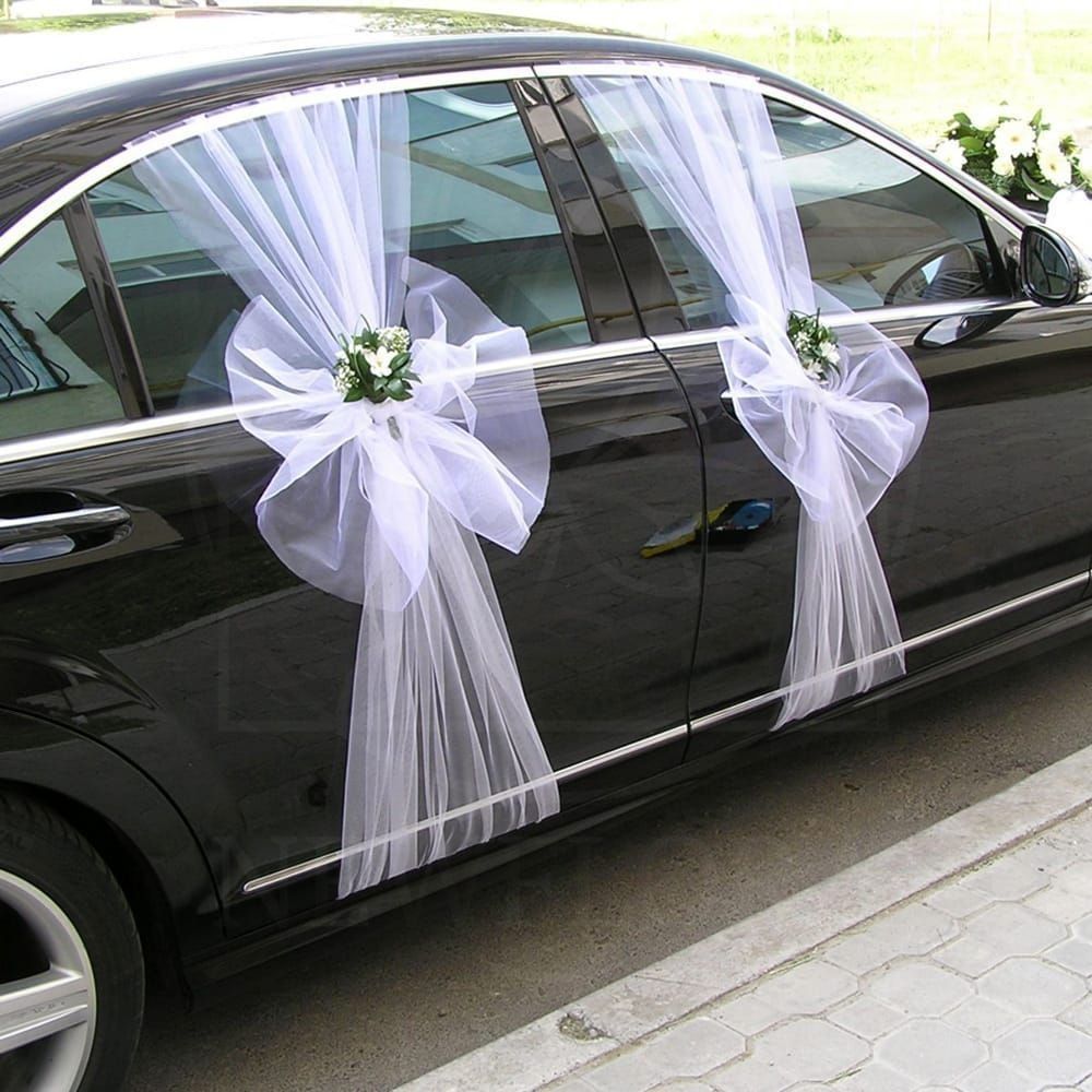 Свадебное украшение автомобиля с фатином и живыми цветами