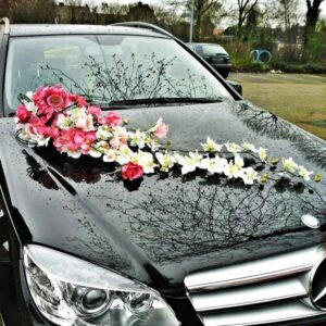Свадебное украшение автомобиля с розами и орхидеями