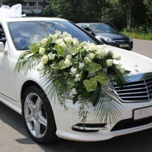 Свадебное украшение автомобиля с антуриум и розами