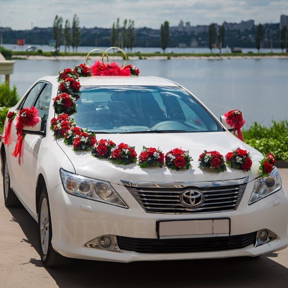 Свадебное украшение автомобиля розам и зеленью