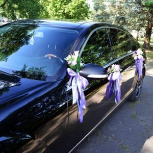 Свадебное украшение автомобиля с фрезией и розами