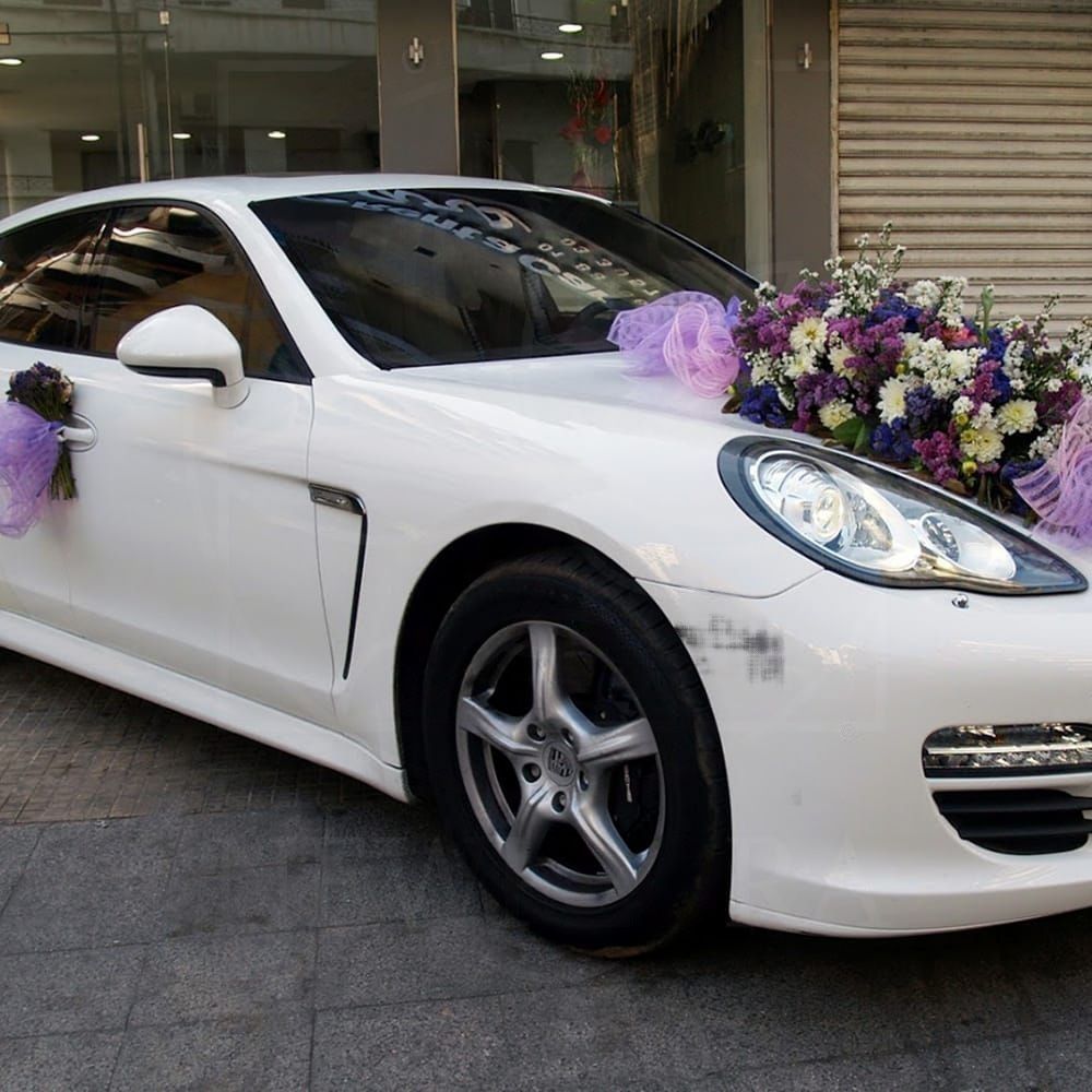 Свадебное украшение автомобиля со статицей и георгином