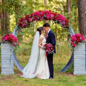 Арка для свадьбы с пионами, гортензиями и пионовидными розами