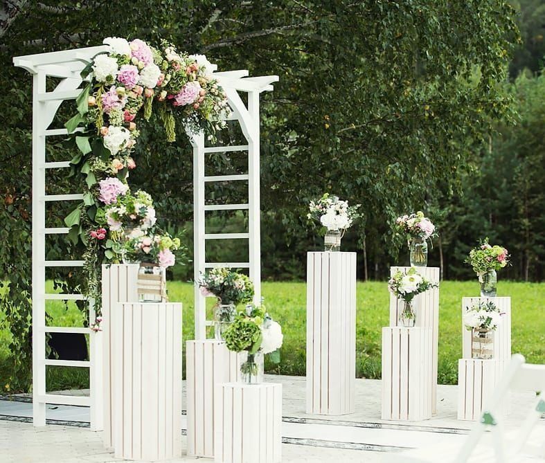 Арка для свадьбы с амарантом, гортензиями и классическими розами