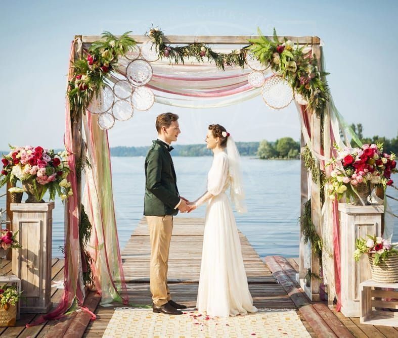 Очаровательная свадебная арка с пионовидными розами, гортензиями и ловцами снов