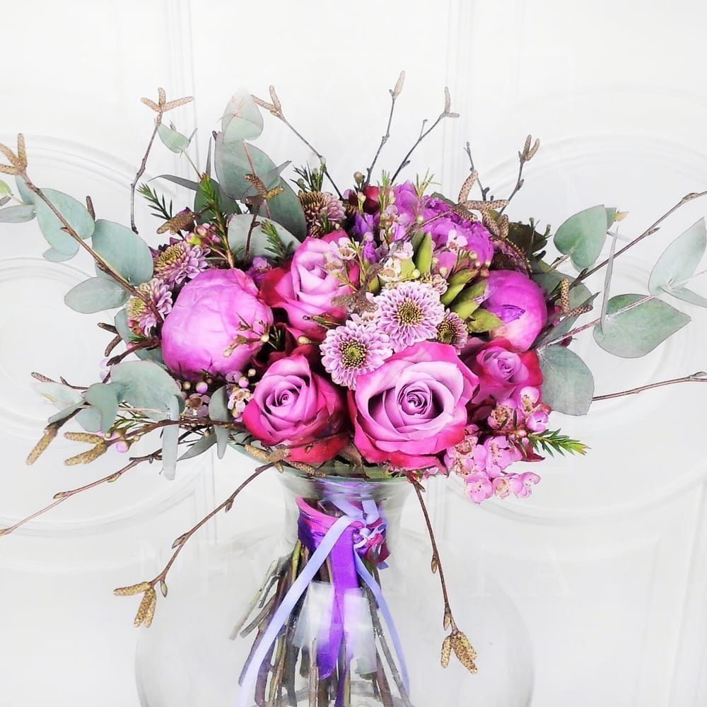 Букет 11 пурпурных роз с пионами и прутьями березы