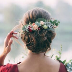 Украшение волос заколка из живых цветов с ранункулюсами и кустовыми розами