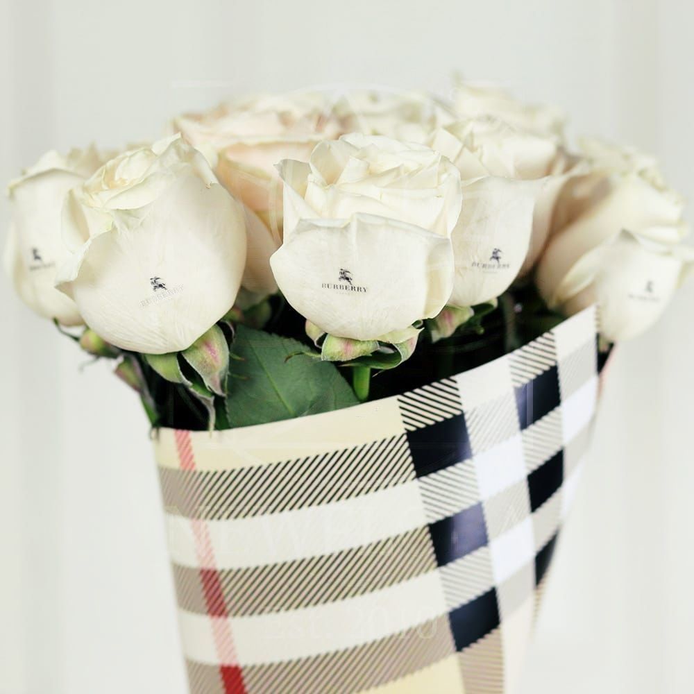Букет 11 белых роз Burberry