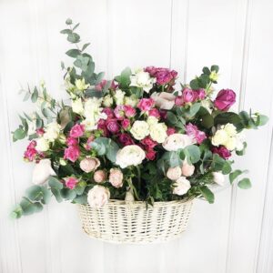 Корзина цветов с ранункулюсами, кустовыми розами и эвкалиптом