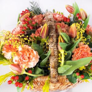Маленькая корзина цветов с тюльпанами и мимозой