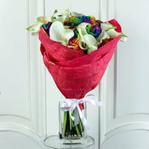 Букет 25 радужных роз с мини каллами
