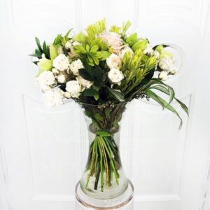 Букет 11 роз с орхидеями и экзотической зеленью