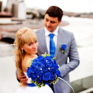 Свадебный букет 19 синих роз с зеленью