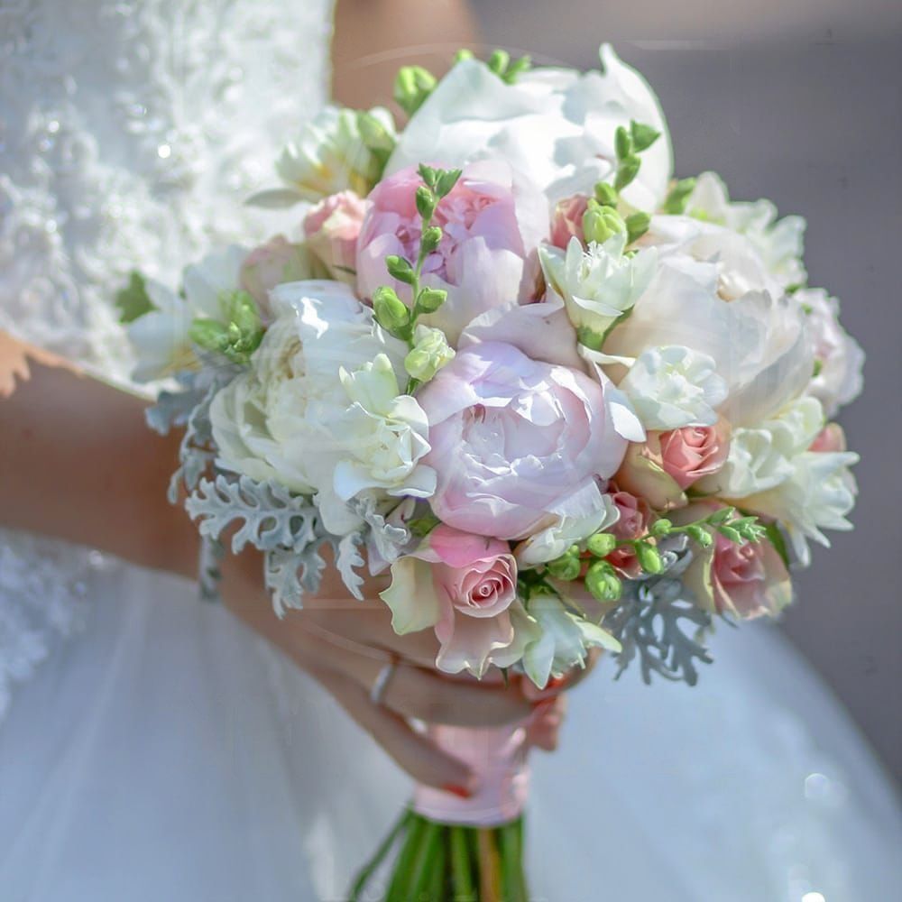 Свадебный букет с пионами, кустовыми розами и зеленью