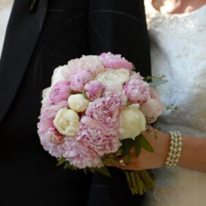 Свадебный букет из 25 пионов белых и розовых