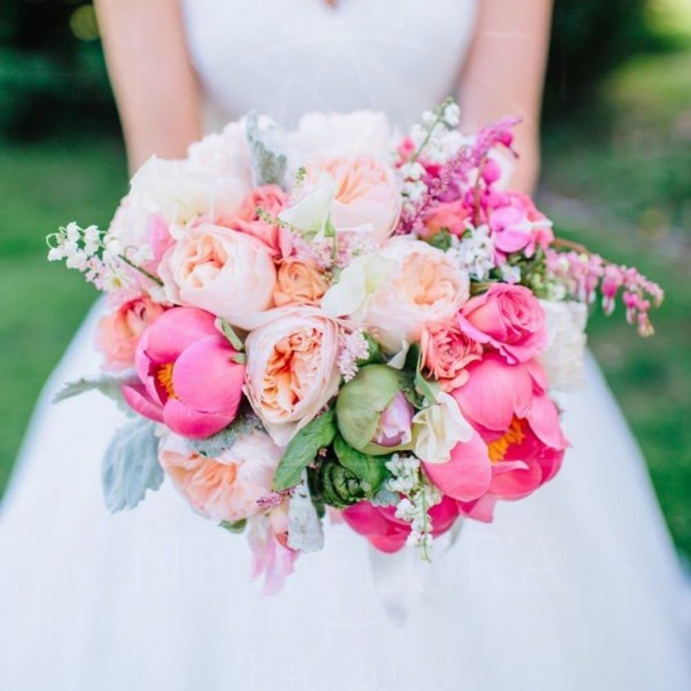 Свадебный букет с розами, пионами и пионовидными розами