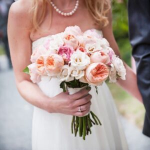 Свадебный букет 19 персиковых пионовидных роз