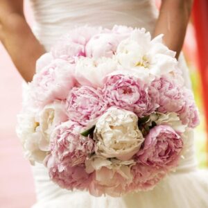 Свадебный букет из 35 пионов белых и розовых