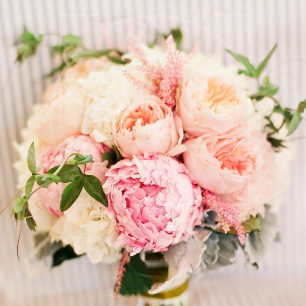 Свадебный букет из пионов и пионовидных роз с астильбой
