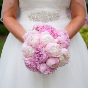 Свадебный букет из 19 пионов белых и розовых