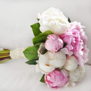 Свадебный букет из 11 пионов белых и розовых