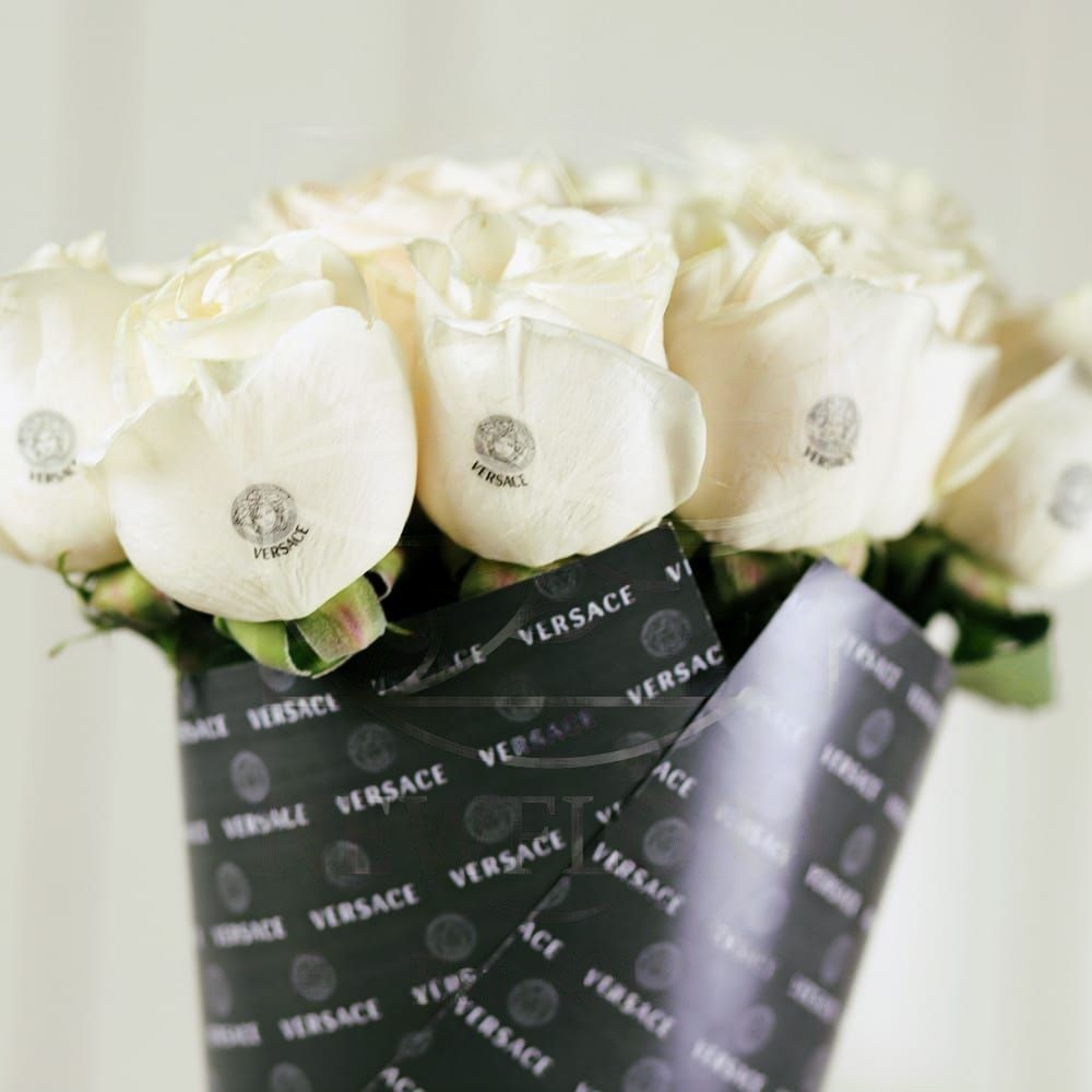 Букет 11 белых роз Versace