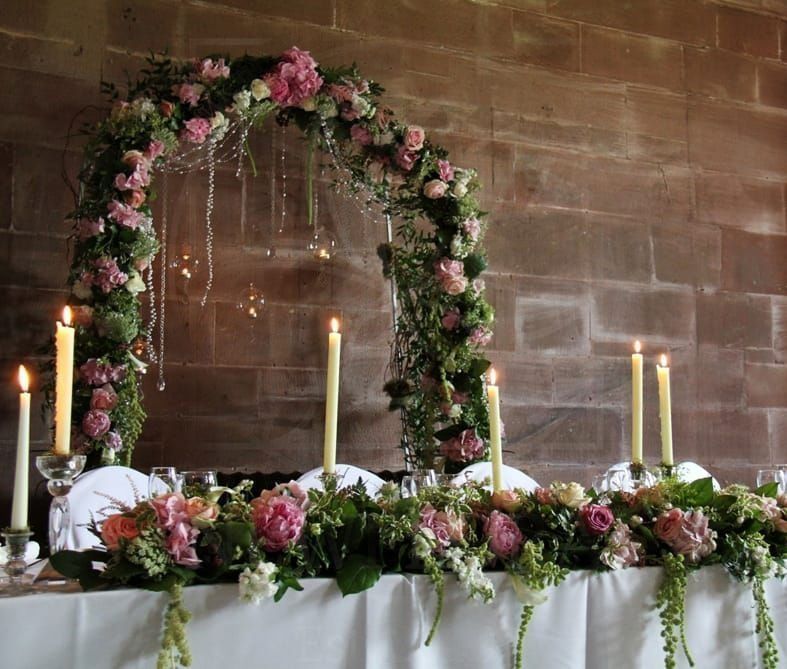 Арка для свадьбы с пионами, розами, амарантом и зеленью