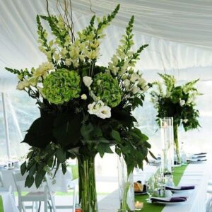 Композиции с гортензиями, эустомой и зеленью для украшения зала свадьбы