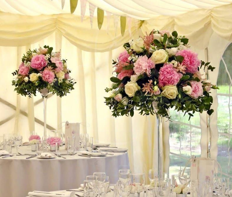 Композиция с пионами, розами и левкое для украшения зала свадьбы