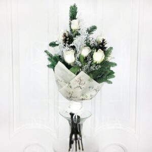 Зимний букет 7 белых роз с елкой и шишками
