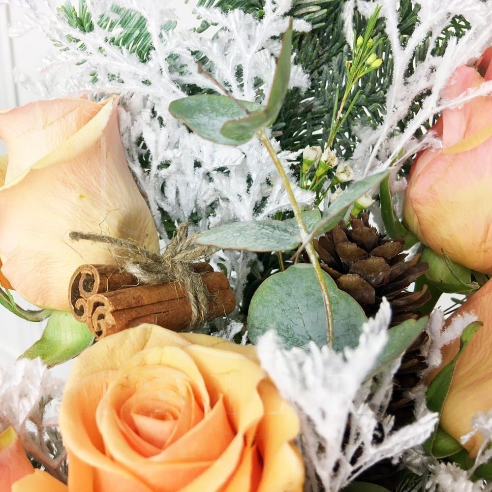 Зимний букет 5 роз с эвкалиптом, нобилис и шишками