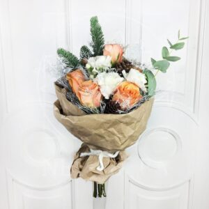 Зимний букет 5 роз с нобилисом и шишками в крафт бумаге