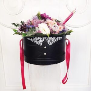 Шляпная коробка с георгинами и розами на 1 сентября