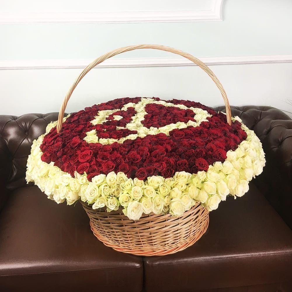 Большая корзина цветов 1001 роза с эвкалиптом 80×80см