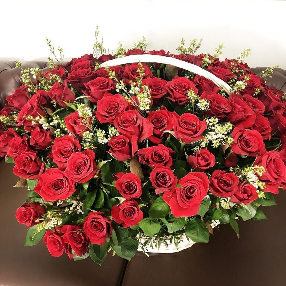 Корзина цветов 121 красная роза с ваксфлауэр (хамелациум)