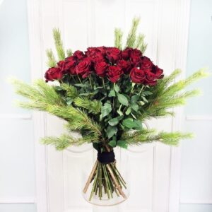 Букет 51 красная роза 100см с ветками сосны