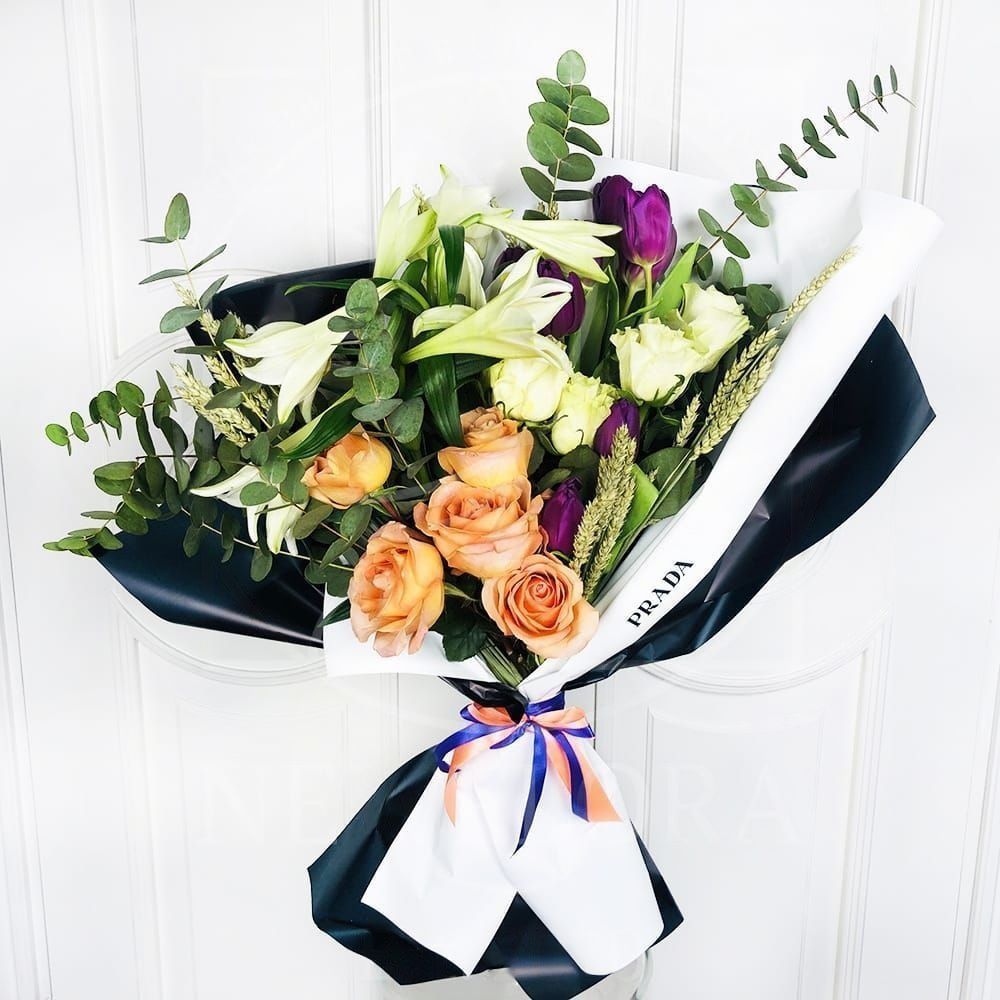 Букет 9 роз с тюльпанами, лилиями и зеленью (для бутика Prada)