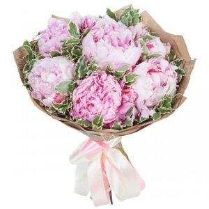 Букет 7 открытых розовых пионов с зеленью в крафт бумаге